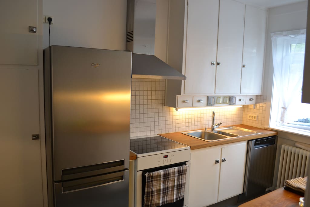 The kitchen has a refrigerator and a freezer, a stove top oven, a dishwasher and a Saeco coffee machine.