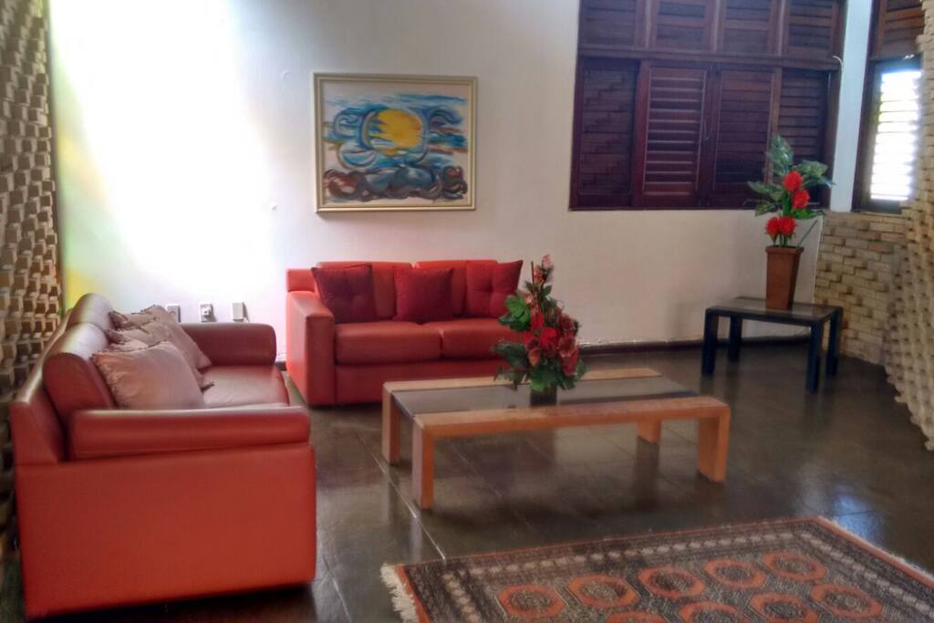 Sala de estar, com televisão e SKY