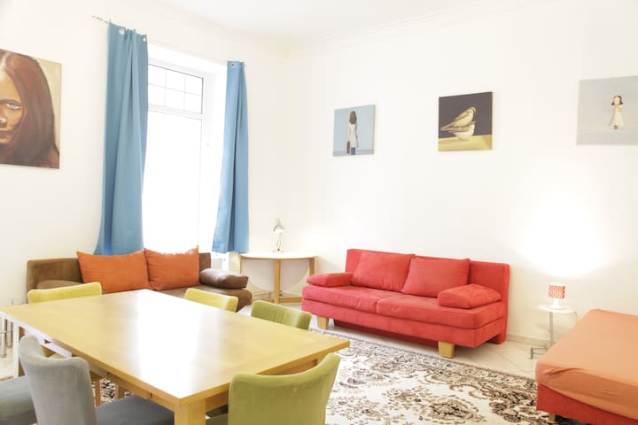 Central Spacious Design Apartment