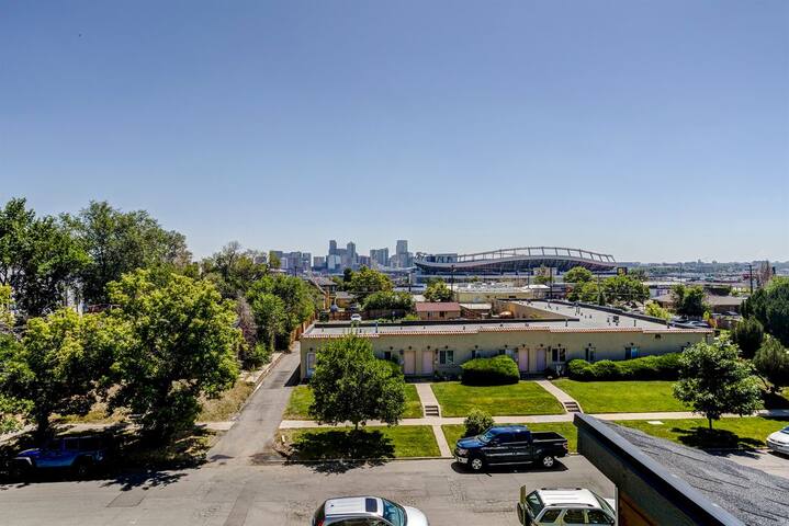 5 Bedroom Modern Home | Central Denver | Garage gallery image 3