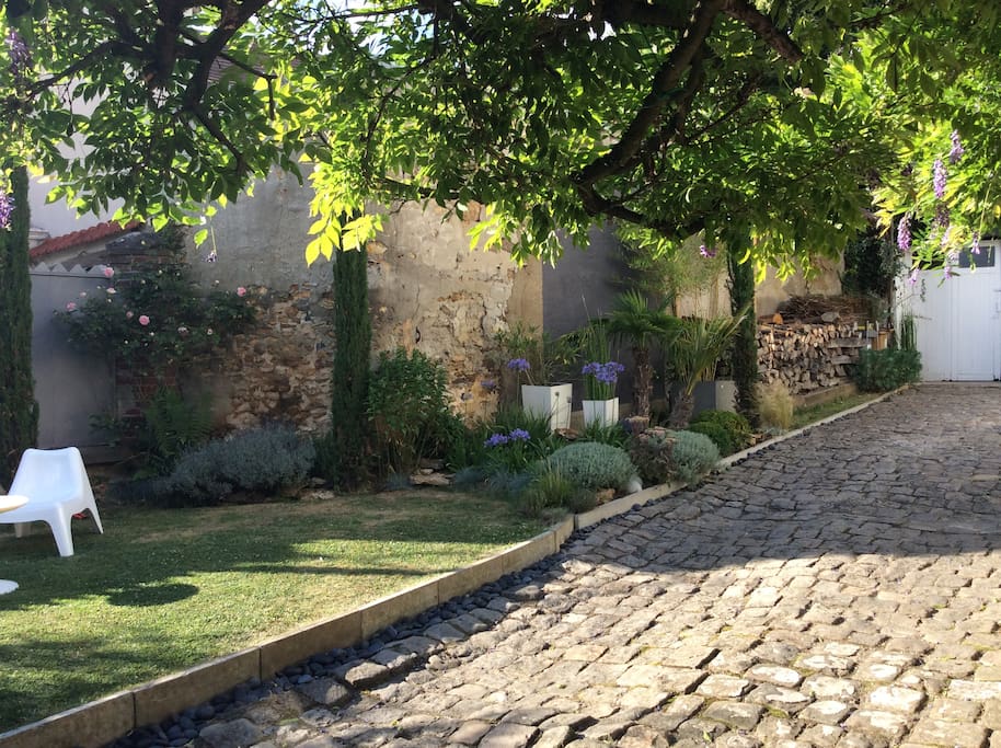 Jardin et cour du bas
