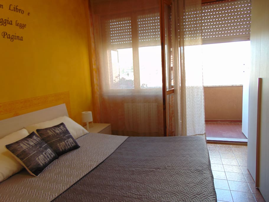 camera da letto con balcone