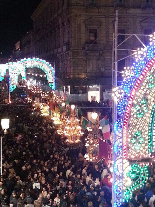 Festa di Sant'Agata: la processione delle Candelore vista dai balconi di casa