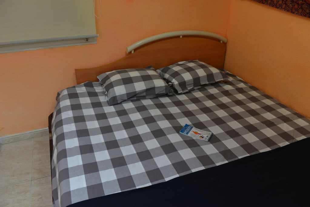La Cama simple lleva de bajo un acaba nido y pueden armar como dos camas individuales o bien una cama de 2m por 1,90m