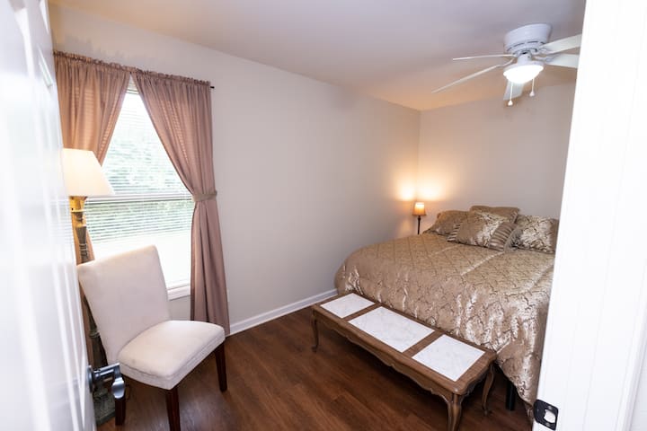 Დედოფლის ზომის საწოლი - ძალიან კომფორტული!