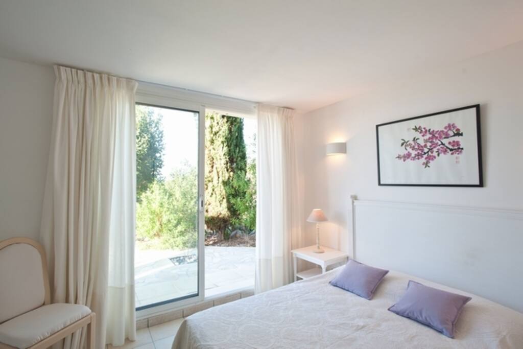 Chambre 5 du studio avec accès jardin et piscine