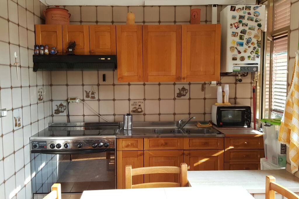 La cucina è accessoriata di tutto il necessario , stoviglie piatti posate bicchieri e strumenti, oltre che di biancheria da cucina. l' utilizzo della cucina è consentito previa pulizia della stessa prima della fine del soggiono