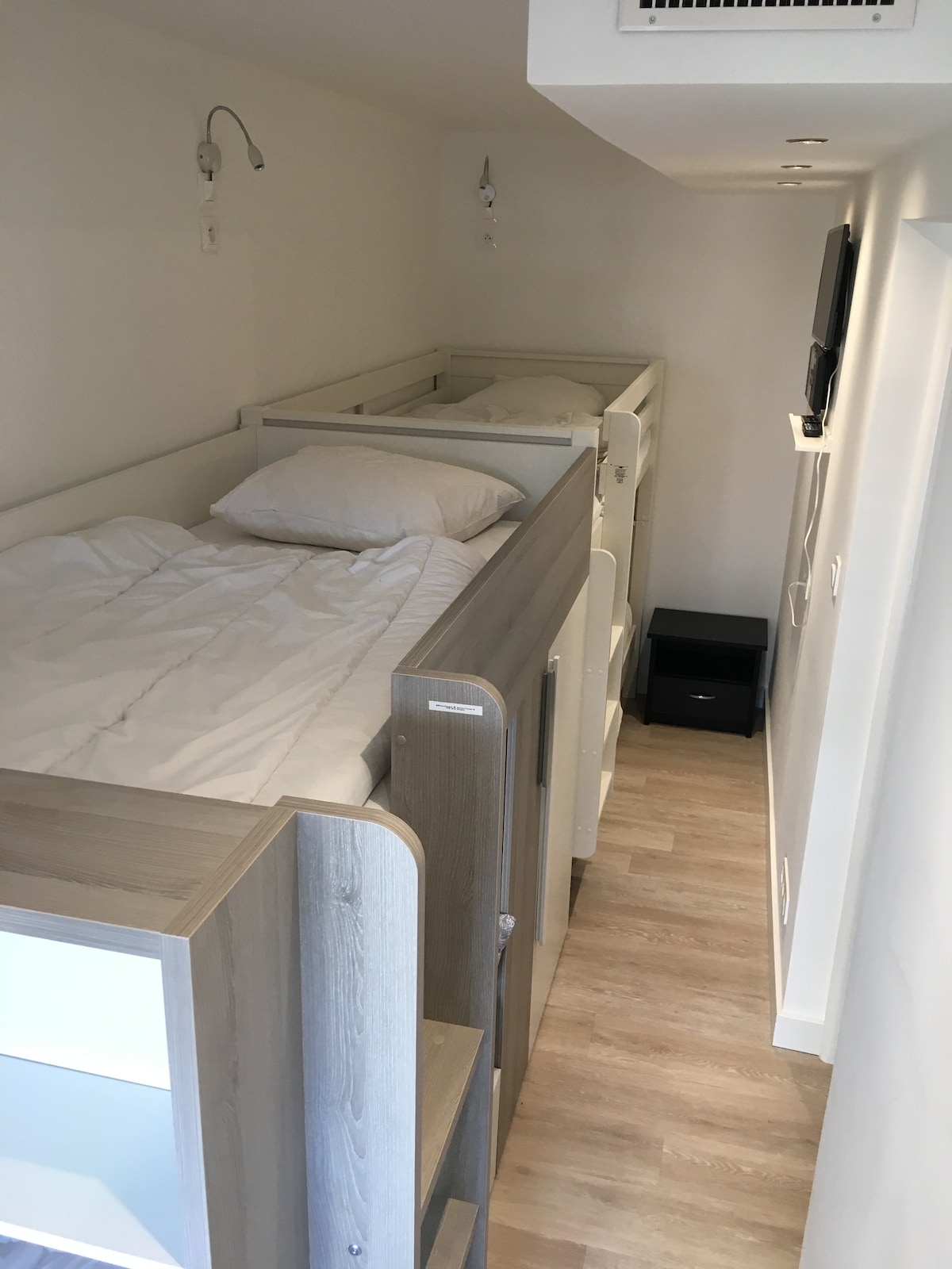 ห้องพักรวมพร้อมเตียง 4 เตียงพร้อมทีวีดีวีดี USB และเครื่องเล่นบลูทูธ