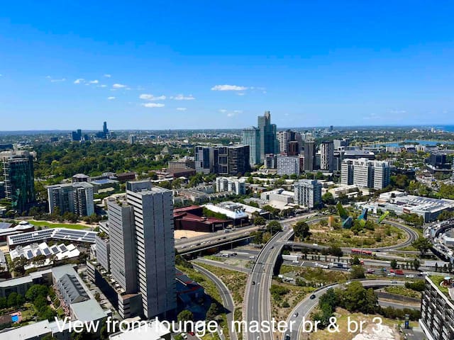 Modern 3 Bedroom with Amazing views gallery image 3