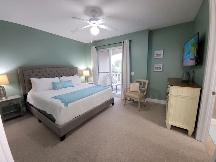 Chumba cha kulala cha kiwango cha juu kilicho na kitanda kikubwa, bafu ya kibinafsi na roshani. 