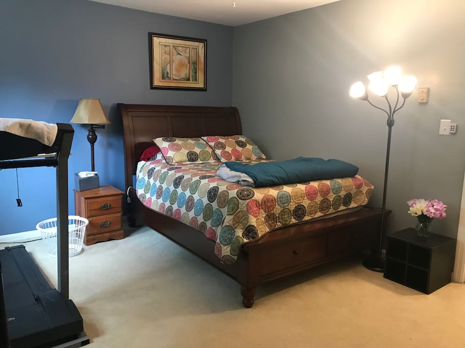 Private guest room with queen size bed