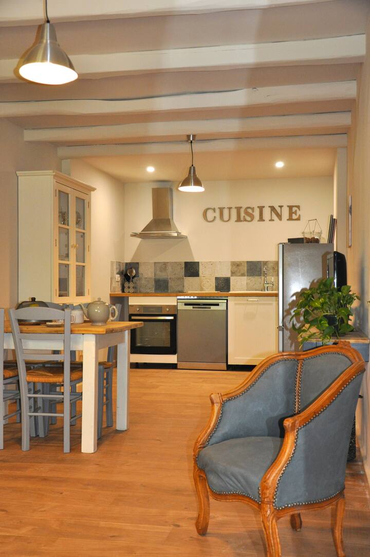 Gîte PERIGORD Sleeps 2/4 SWIMMING POOL Guesthouses for Rent in Le