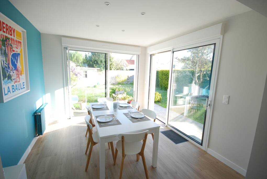 Salle à manger ouvrant sur le jardin