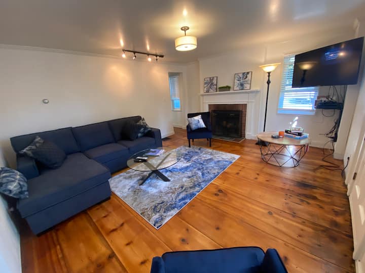 მისაღები ოთახი ბუხრითა და საძილე დივნით 