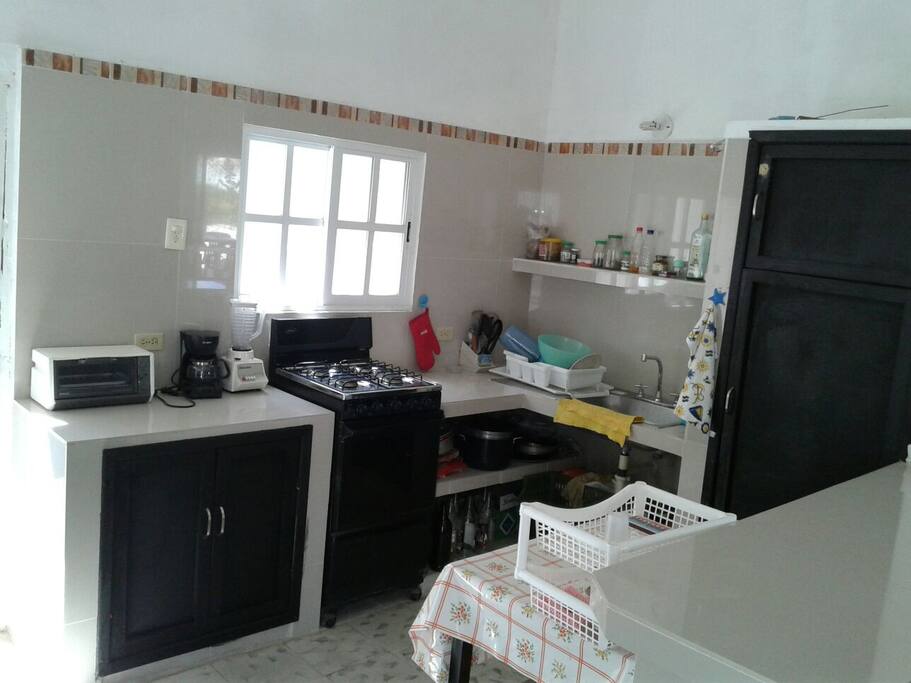 Amplia Cocina con barra desayunadora