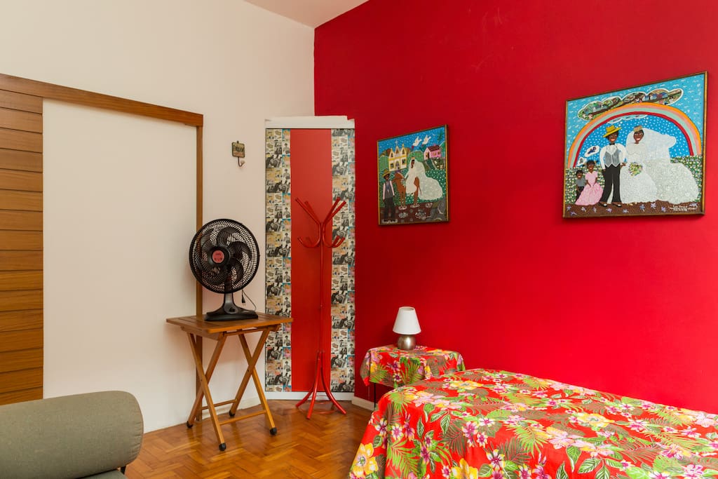 quarto com camas de solteiro