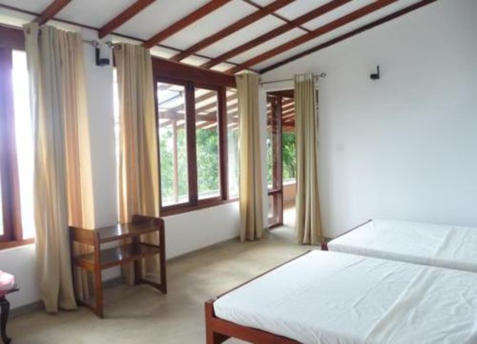 2 queen beds, en suite bathroom with hot water, and a fantastic view from your bed!
