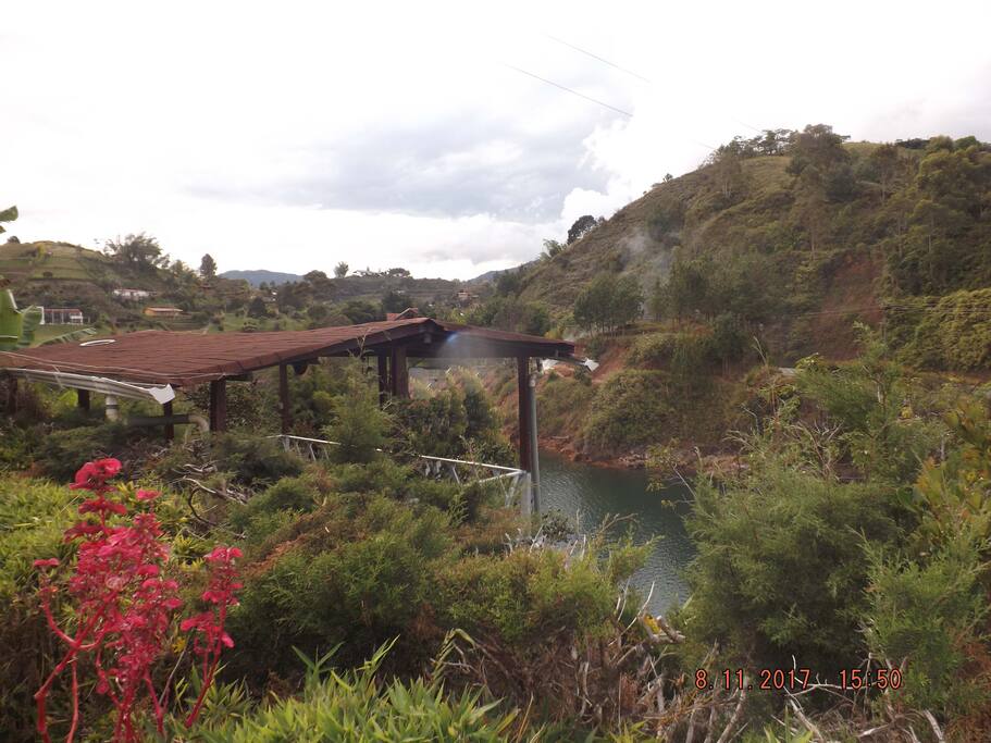 Esta es la vista desde la casa, el techo que se aprecia es un lugar de descanso.