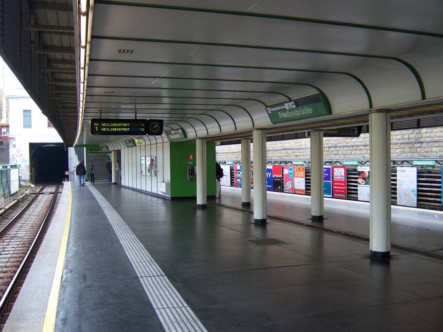 Bahn Station U4-Friedensbrücke, dein Ausgangspunkt um Wiener Sehenswürdigkeiten zu erkunden.