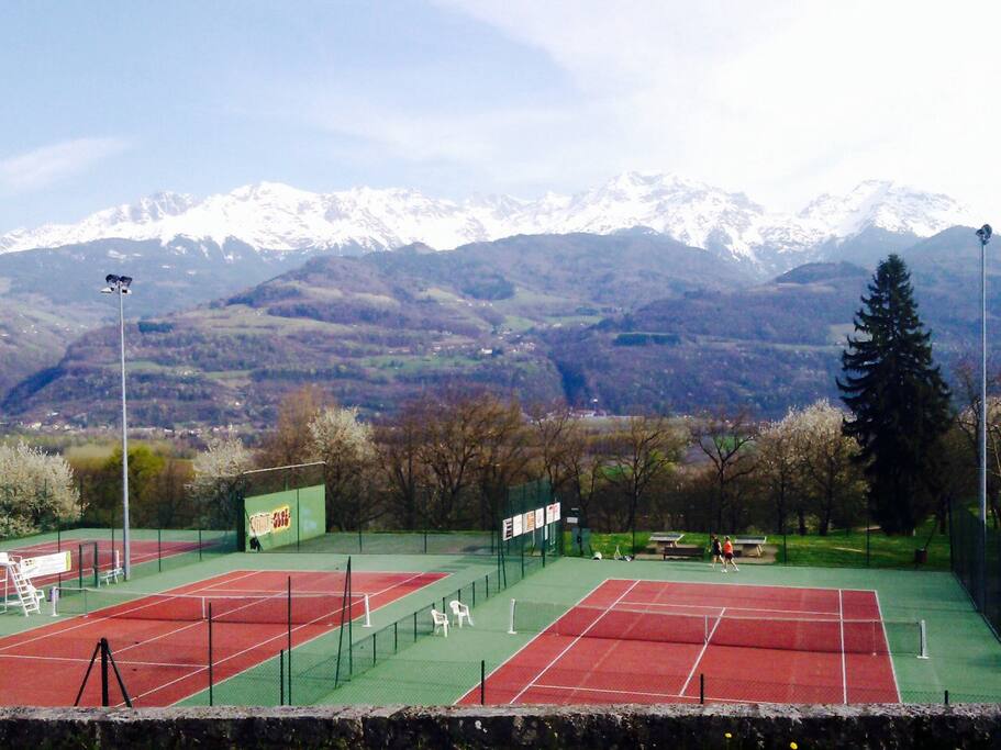 À proximité, tennis, ping-pong, pétanque, parcours santé, jeux enfants