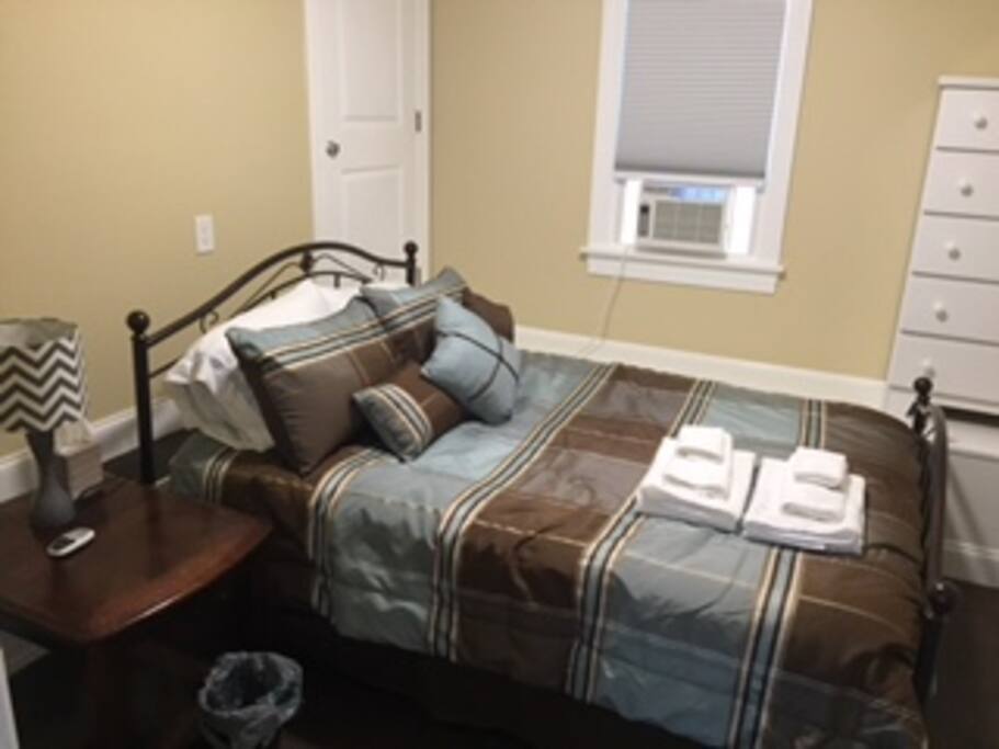 Queen size bed , A/C