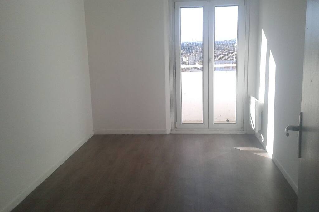 la chambre à louer avec balcon !