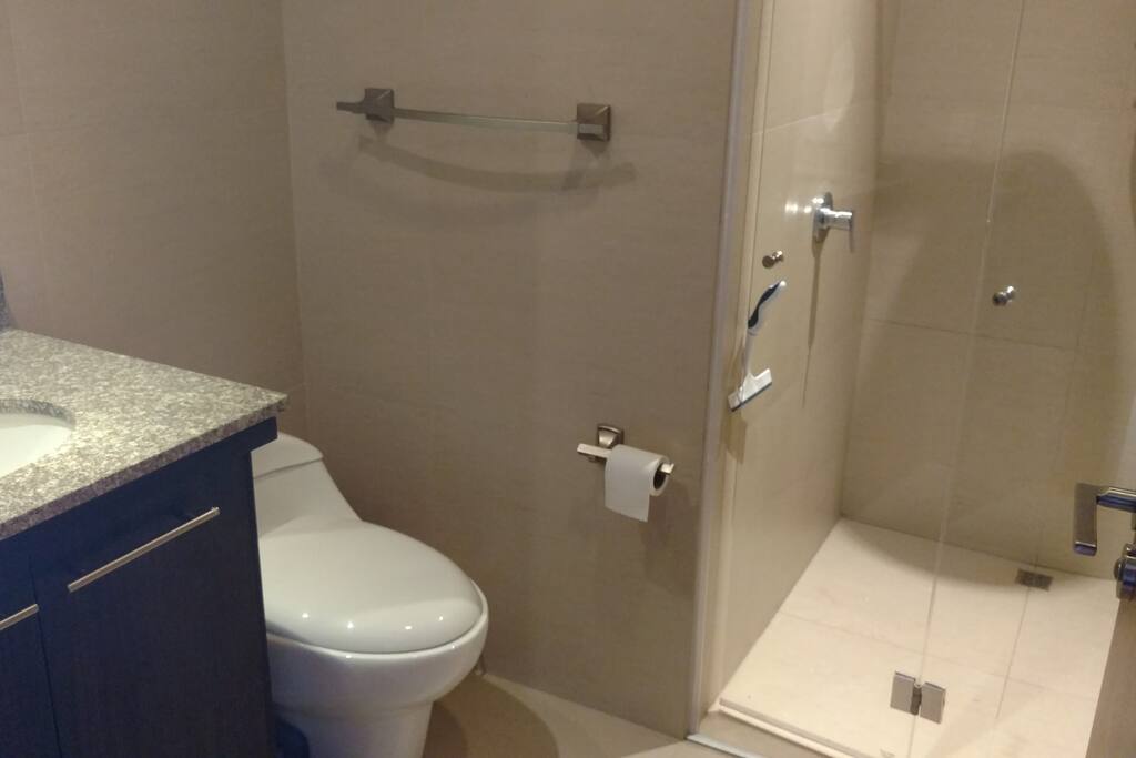 BAÑO PRIVADO CON DUCHA DE AGUA CALIENTE