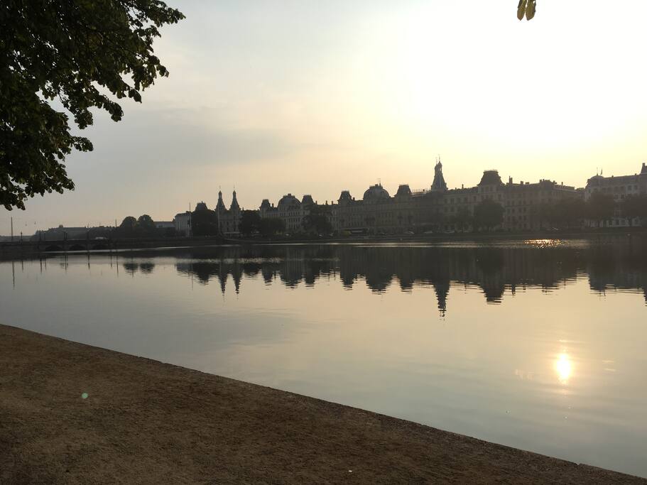 Only 5 minutes walk form the apartment, you find the Lakes of Copenhagen with the beautiful view of the city.
With cafés and sitting areas, this is a perfect spot no natter the season.