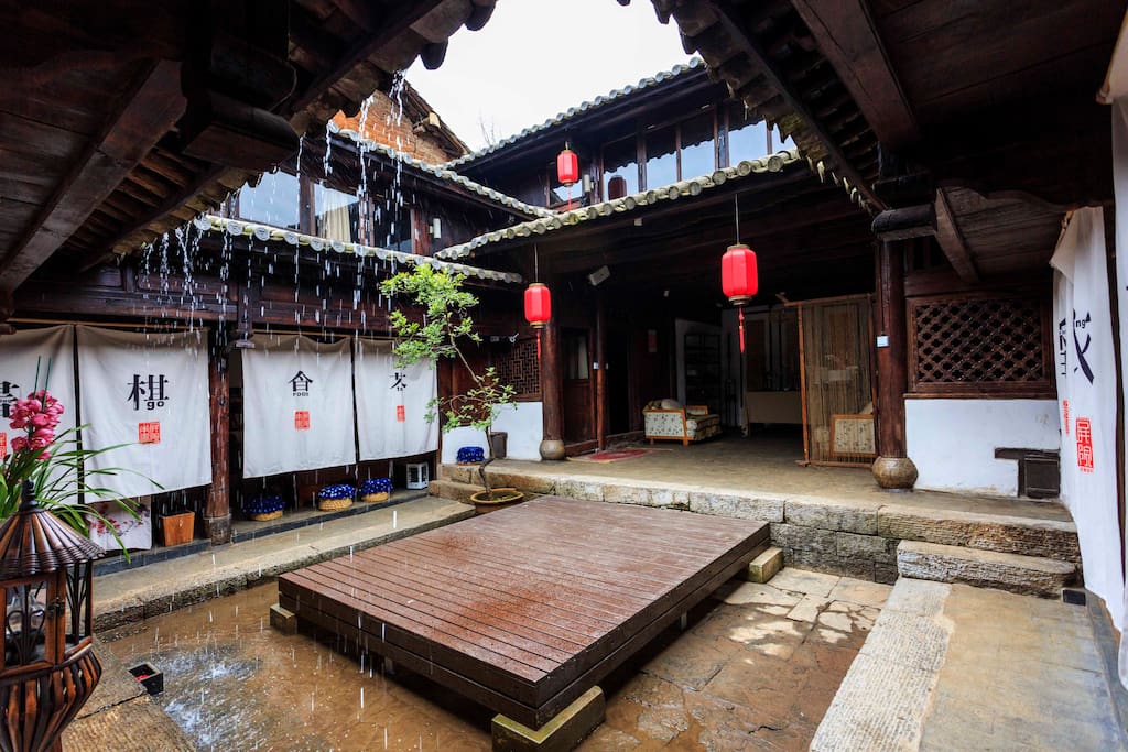 经历了200年沧桑的美宿四合院内喝茶、听雨、弹琴、下棋、赏月、观花好不惬意