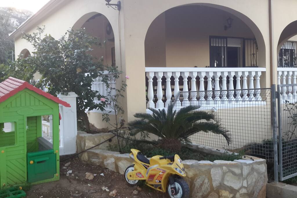 Zona de juegos. Con casita y cama elástica.