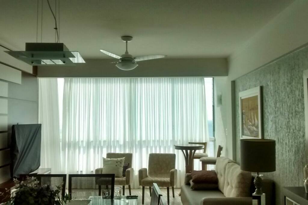 sala com vista para o mar