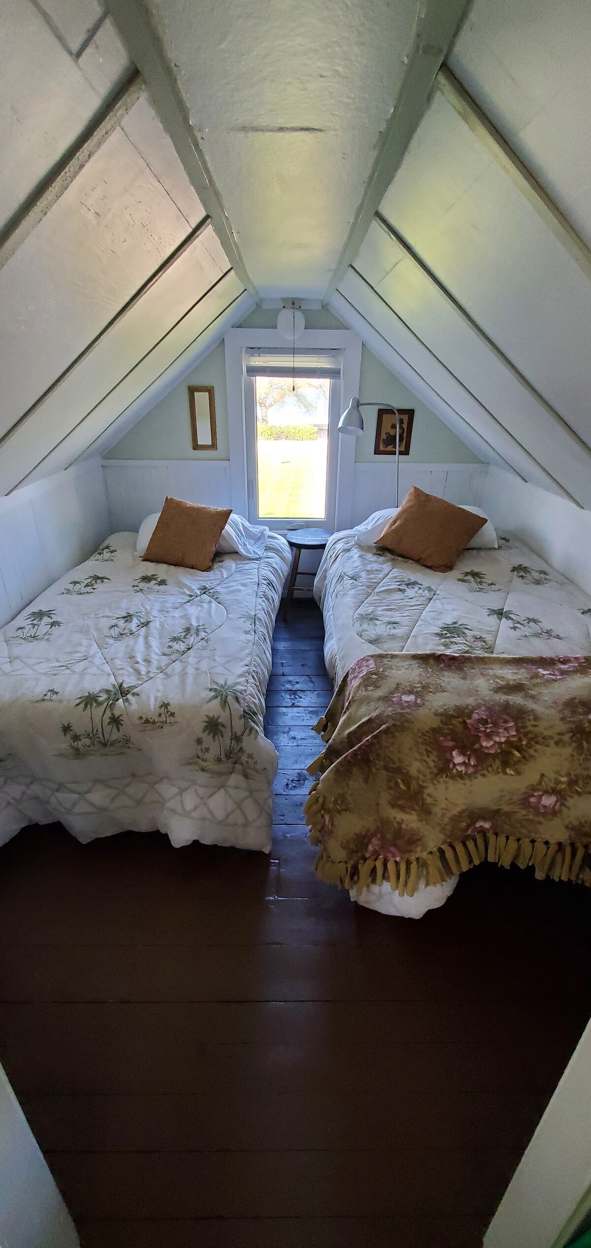 Chumba cha kulala cha ghorofani 3 kinachoelekea ziwa.