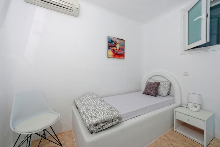 Bedroom with Stone-build single bed and air-conditioning
