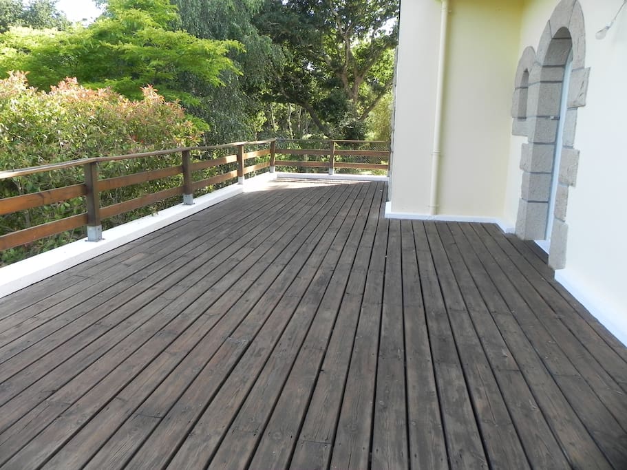 La terrasse très spacieuse située au Sud avec salon de jardin