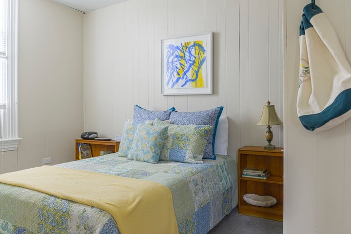 Საძინებელი~გოთიკური ავეჯის პლატფორმის საწოლი~ ორადგილიანი Serta Perfect Sleeper.  Ელენ მღვდლის ხელოვნება