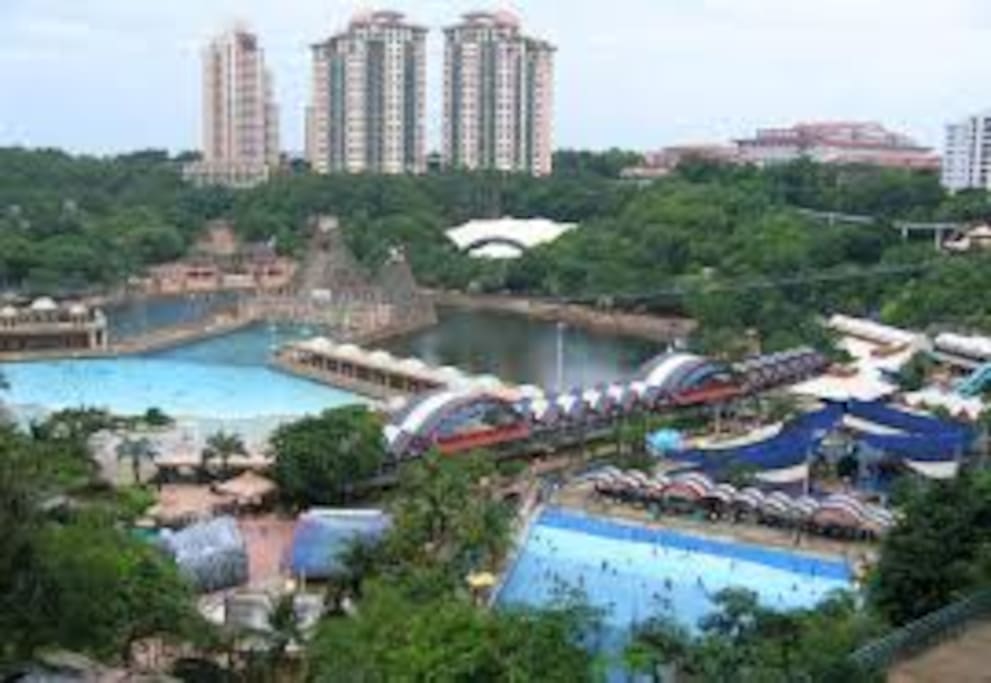 5 mins walking to Malaysia's Famous Sunway Lagoon themepark.