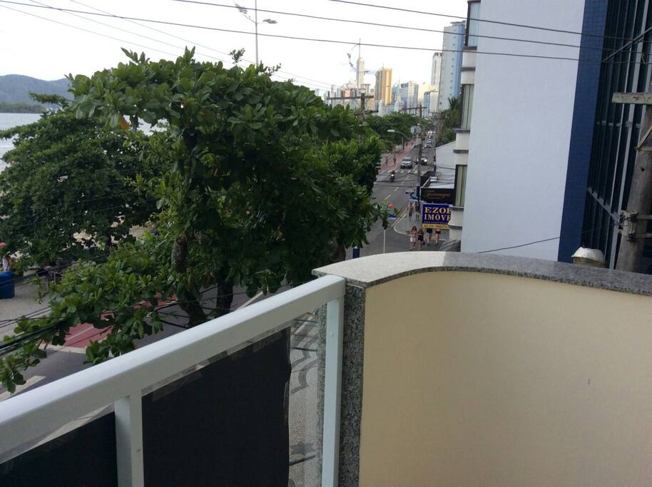 Sacada de frente para o mar na praia de Balneário Camboriú