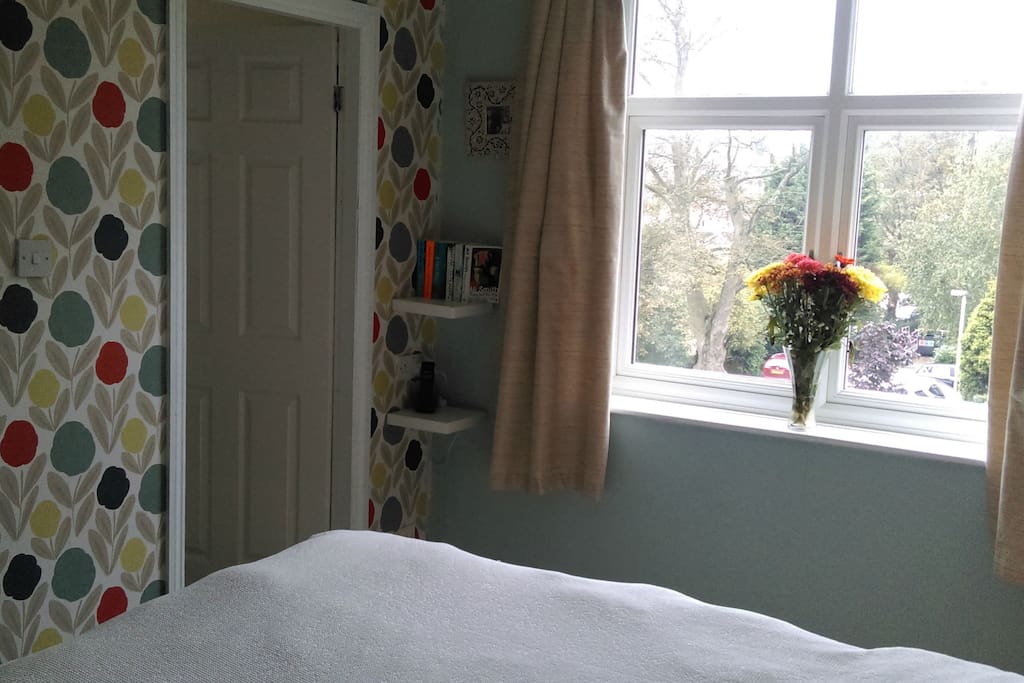 pretty double bedroom showing ensuite door