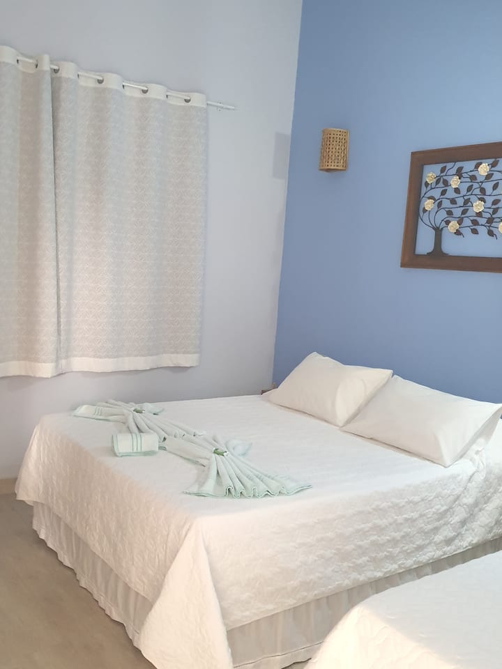 Veľké spálne s manželskými posteľami, štandardné hotelové služby 