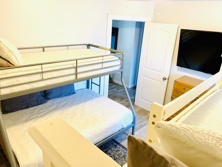 2 ორსართულიანი
საწოლი. ორადგილიანი სრული
Და ორადგილიანი საწოლი