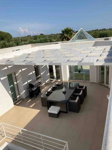 Casa Bán. Modern villa in the Puglian countryside. gallery image 5