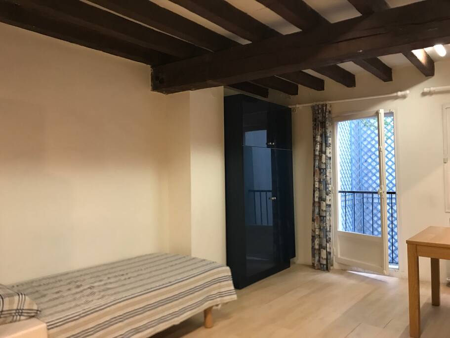 Une grande armoire et un second lit