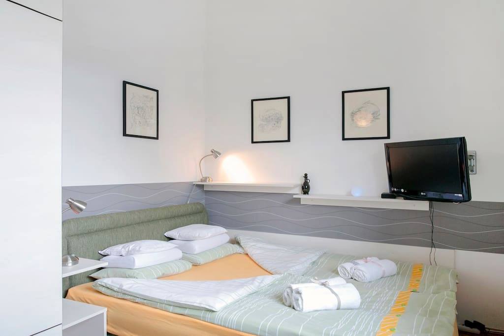 Very comfortable french bed 160x200 with a Re-new matress and anatomic pillows