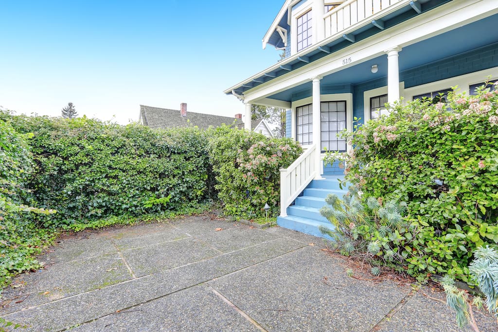 Private front courtyard entry