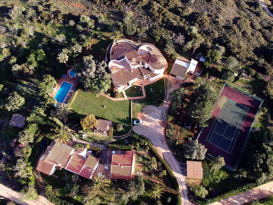 The property: the main house and the cottages, the tennis court and the swimmingpool