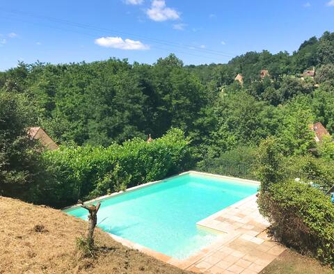 BEAUTIFULLY RESTORED 8 BEDROOM PROPERTY + LUX POOL