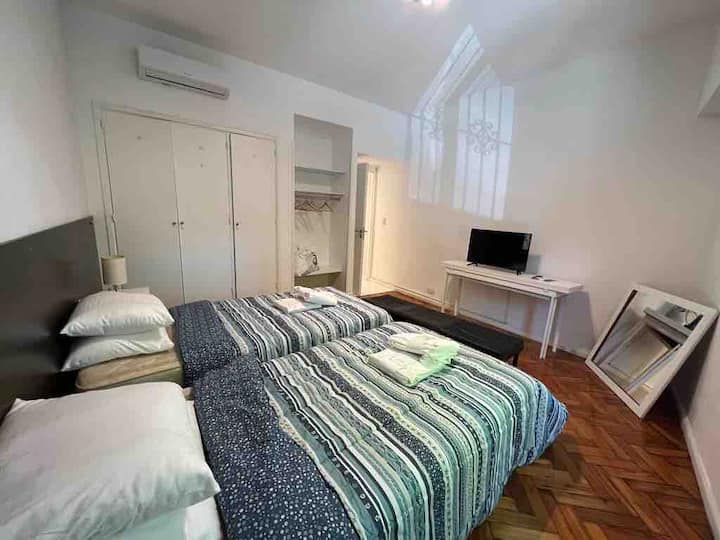 Soveværelse 1, tv-gennemstrømning og aircondition 