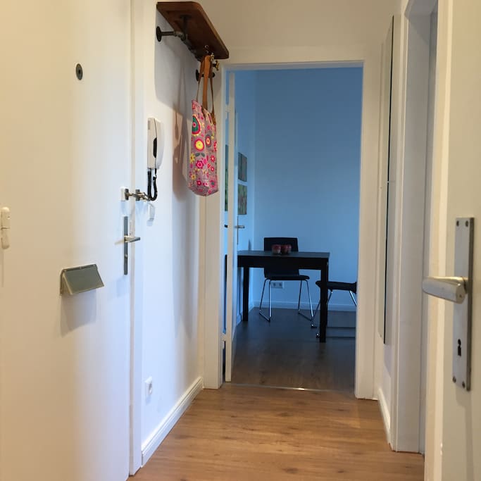 Flur mit Blick ins Wohnzimmer