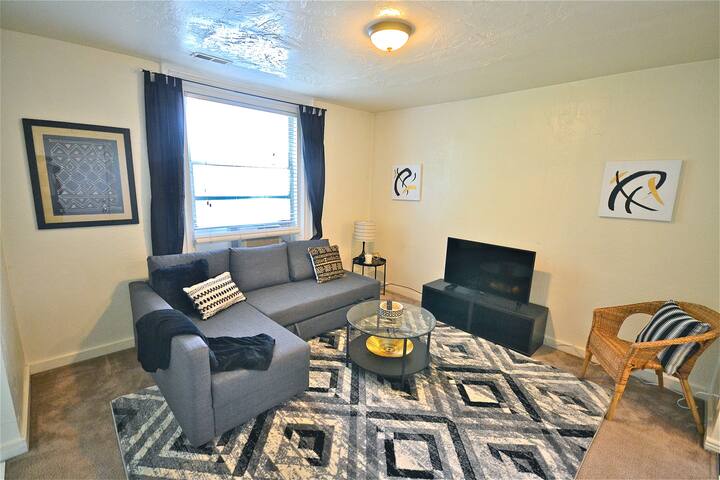 Cozy Parkside Apartment