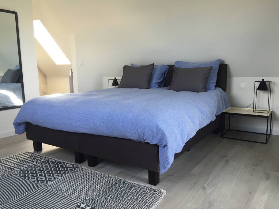 Good quality large box spring to have a wonderful sleep.